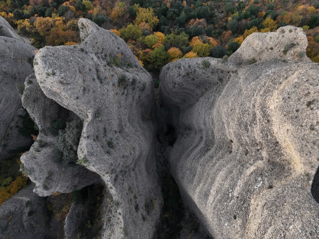 Les Pénitents des Mées, Les Mées vue du ciel. Photo prise par Vol d'oiseau production